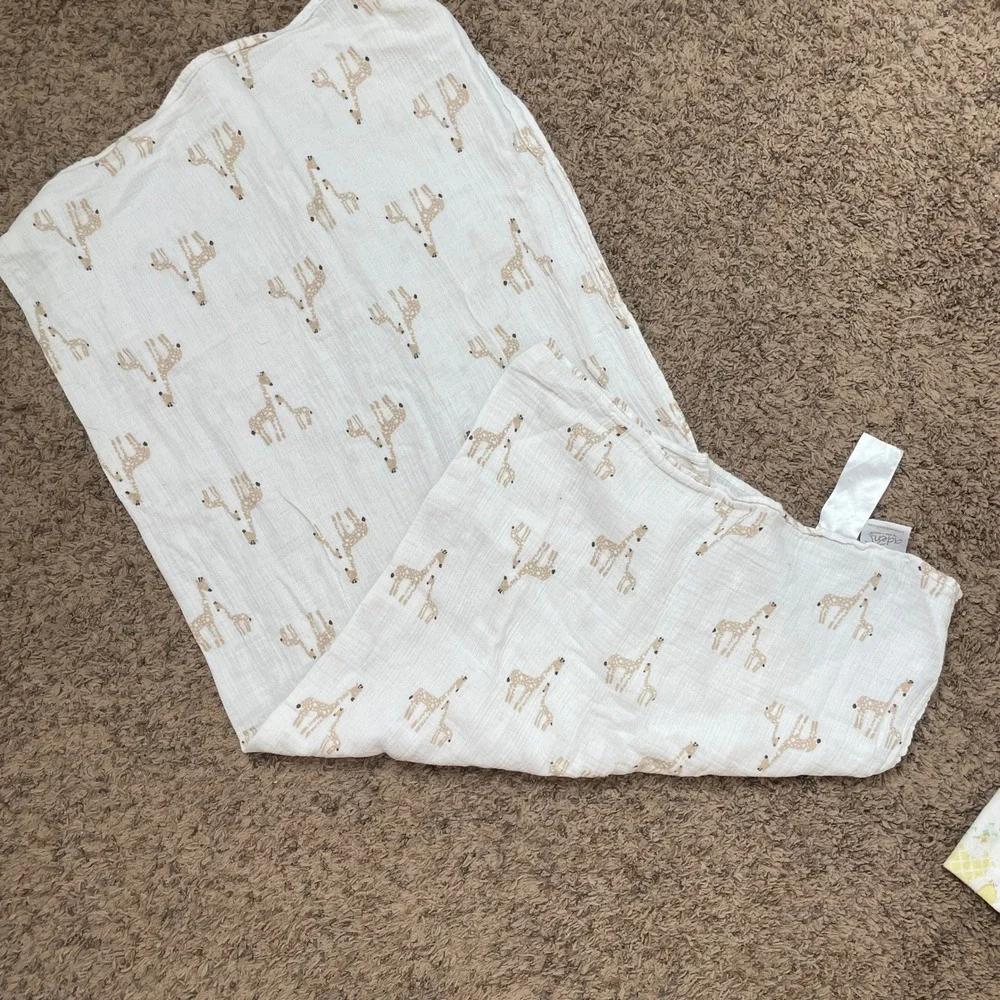 Aden by Aden‎ + Anais Giraffe Print White Tan Cotton Muslin Swaddle Blanket